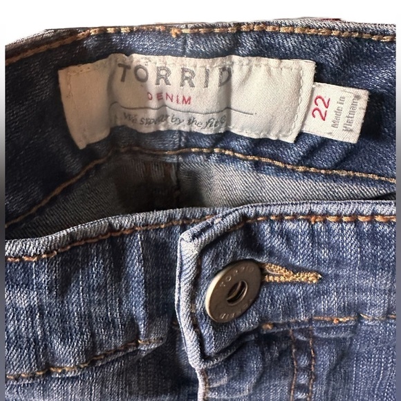 Torrid  size 22S light wash distressed denim Bermuda shorts.EUC - Picture 3 of 11